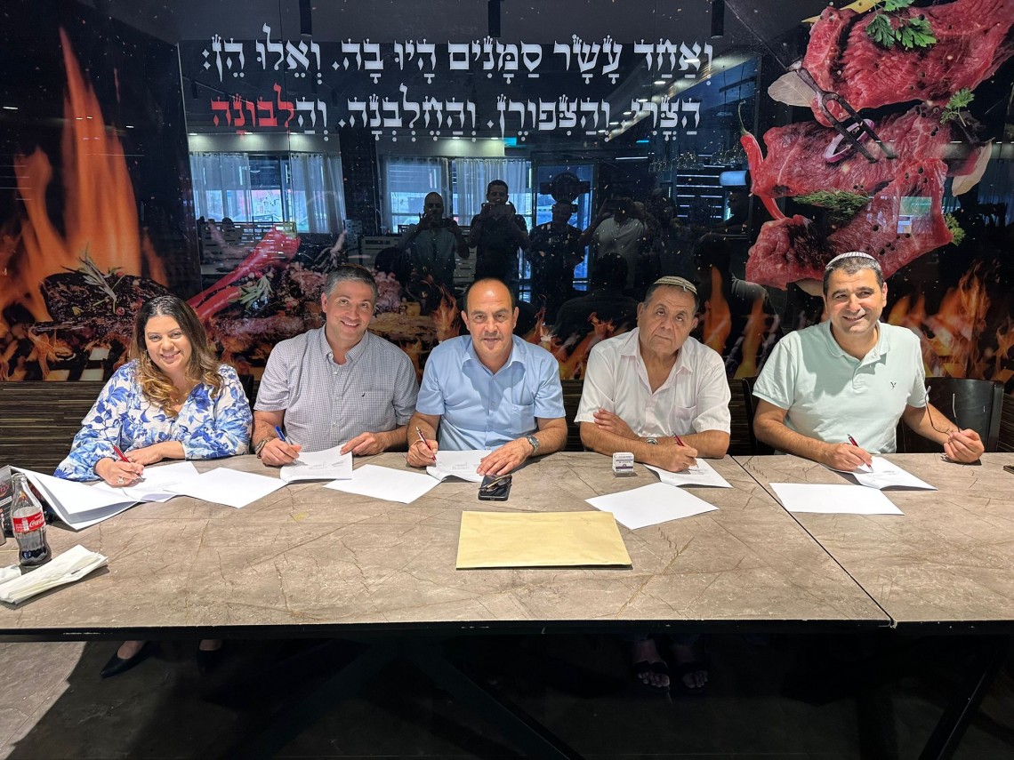 נציגי הצדדים במעמד חתימת ההסכם