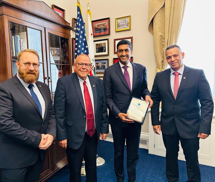 מימין: מ"מ יו"ר ההסתדרות – רועי יעקב, חבר הקונגרס – רו קאנה, יו"ר ההסתדרות – ארנון בר- דוד, מנכ״ל האגף לקשרים בין-לאומיים בהסתדרות – פיטר לרנר