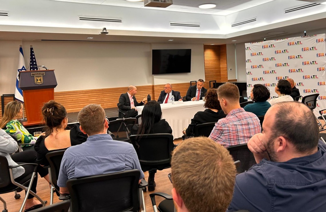 יו"ר ההסתדרות בפגישתו עם עובדי שגרירות ישראל בארה"ב