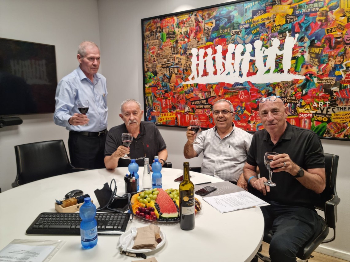 נציגי הצדדים במעמד חתימת ההסכם