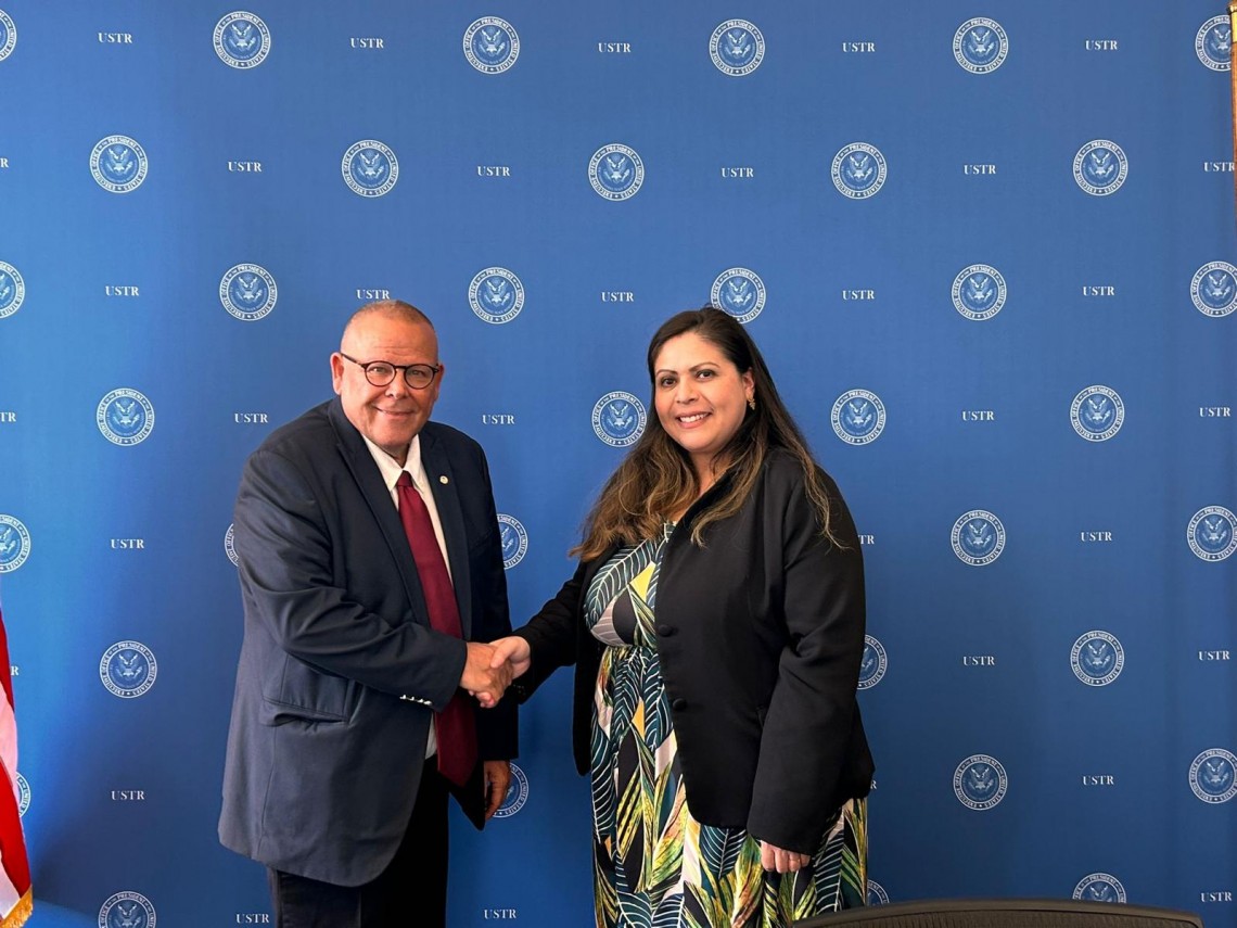 יו"ר ההסתדרות וקלאודיה קלדרון ממחלקת הסחר בבית הנשיא