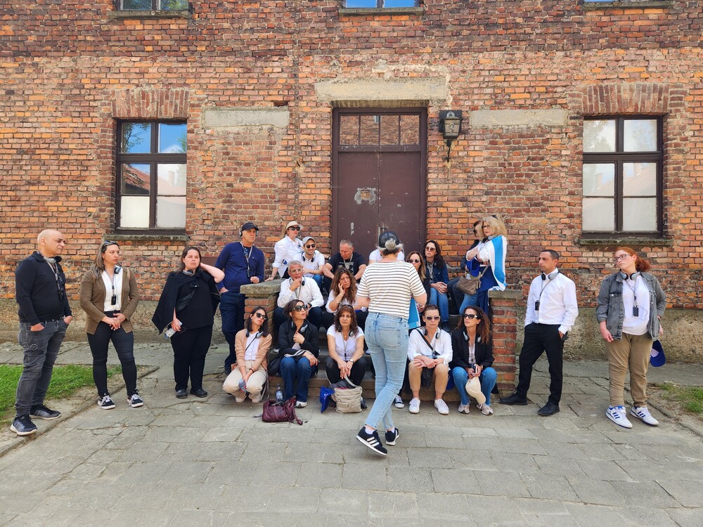 חברי המשלחת באושוויץ-בירקנאו