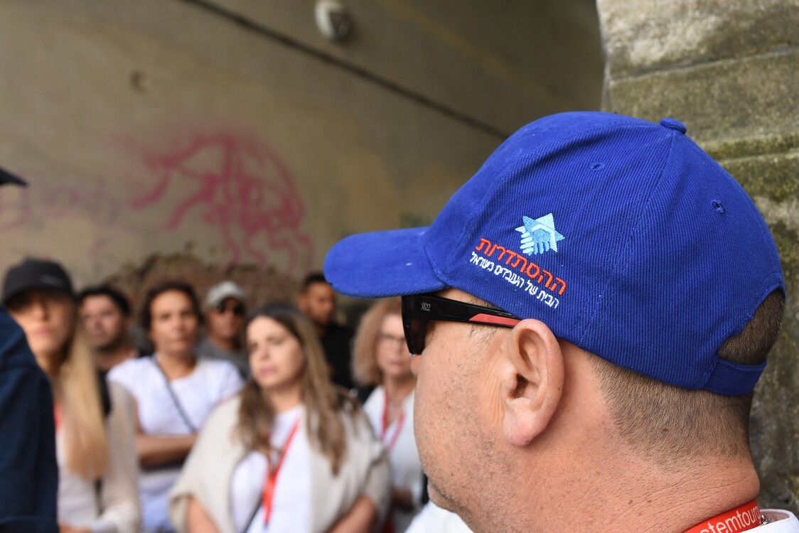 חברי המשלחת בסיור בגטו ורשה