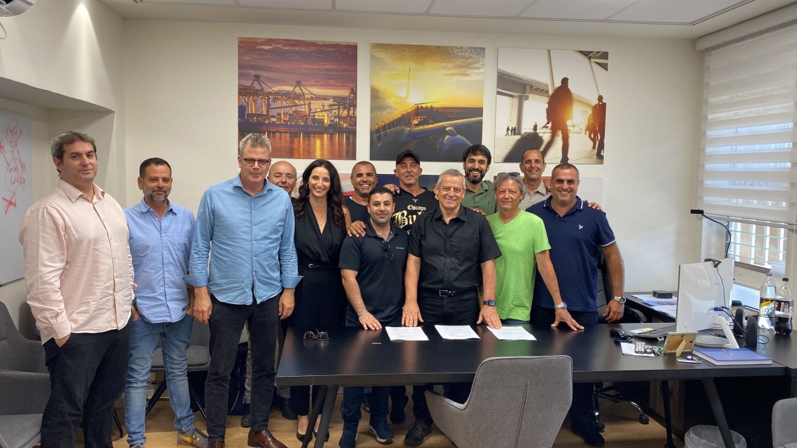 נציגי הצדדים במעמד חתימת ההסכם