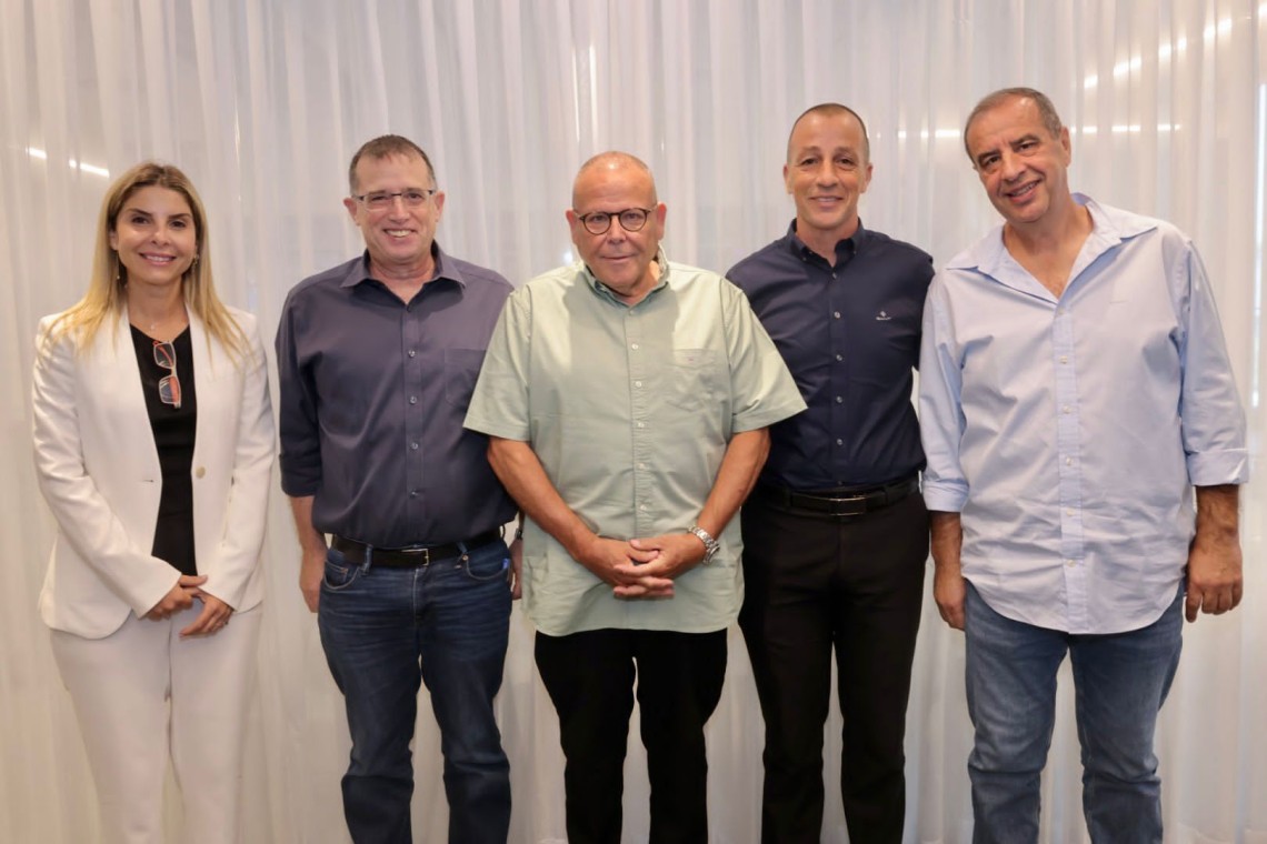 בתמונה מימין לשמאל: יו"ר ועד העובדים איציק בסלו, יו"ר הסתדרות עובדי המדינה אופיר אלקלעי, יו"ר ההסתדרות ארנון בר-דוד, מנכ"ל בזק רן גוראון מנכל בזק, סמנכ״לית משאבי אנוש מורן קיטה