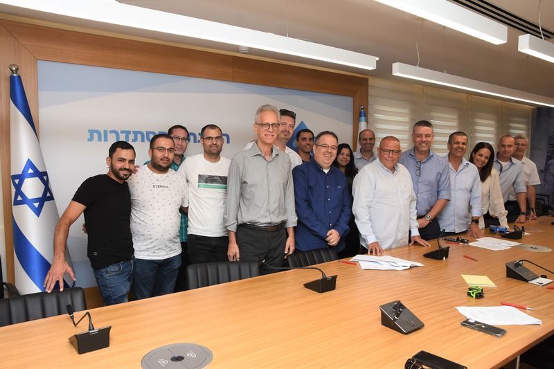 נציגי הצדדים במעמד חתימת ההסכם