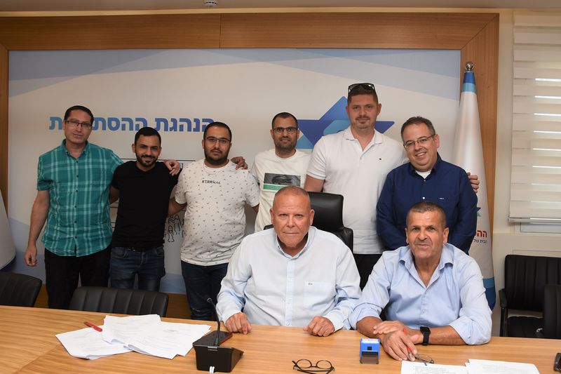 נציגי הצדדים במעמד חתימת ההסכם