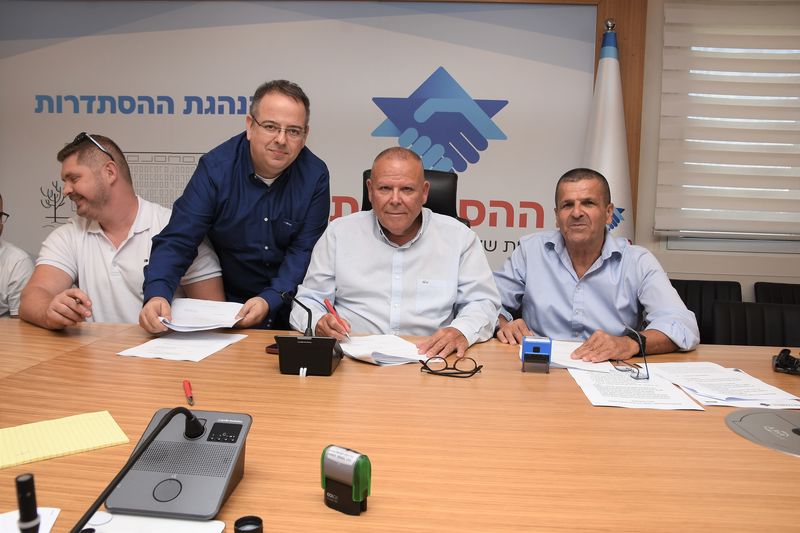 נציגי הצדדים במעמד חתימת ההסכם