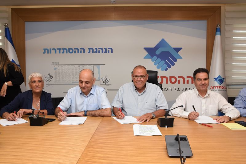 נציגי הצדדים במעמד חתימת ההסכם