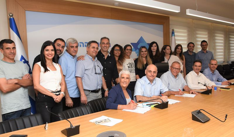 נציגי הצדדים במעמד חתימת ההסכם