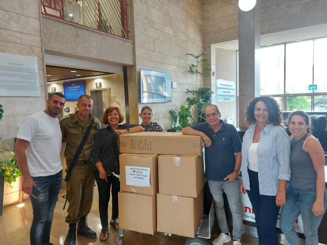 עובדי הוועד הפועל שולחים חבילות לחיילים