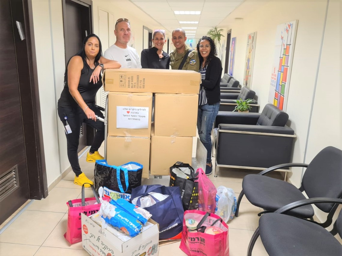 עובדי הוועד הפועל שולחים חבילות לחיילים