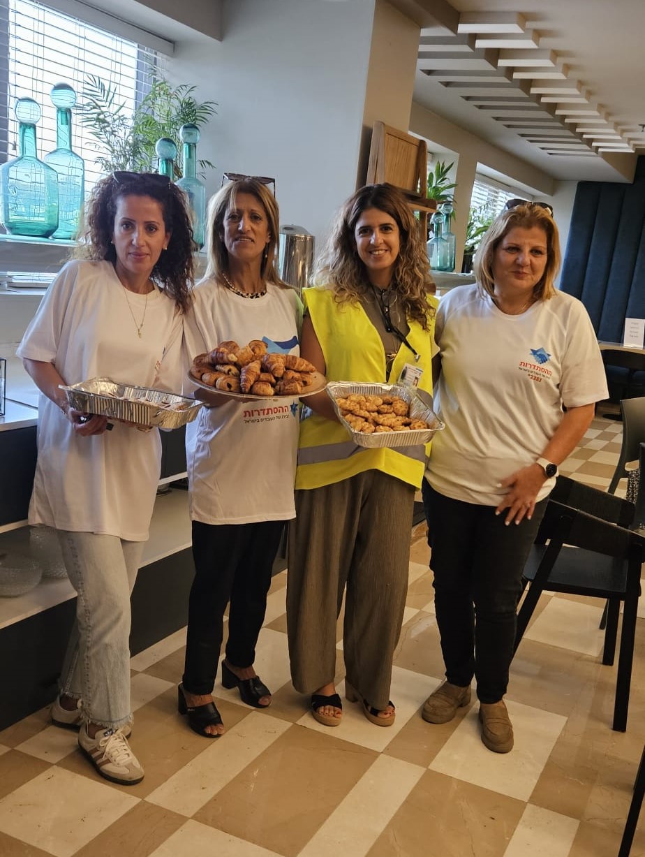 עובדות מרחב ראשל"צ עם עוגיות לילדי המפונים