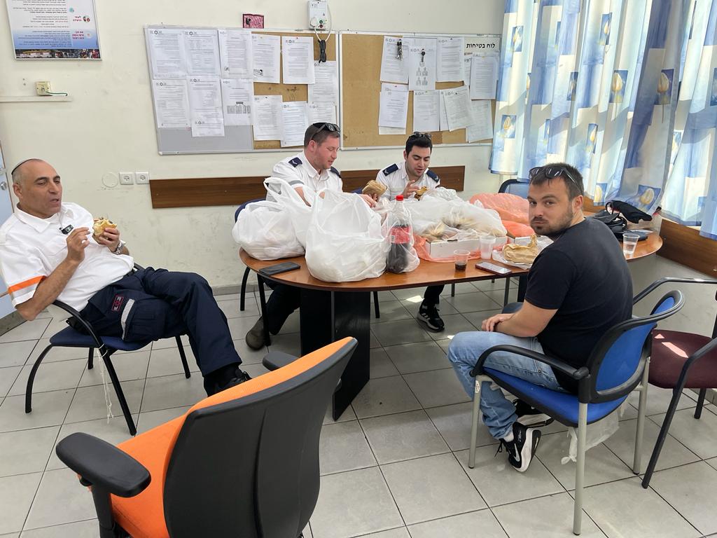 ארוחת פלאפל בסניף מד"א גבעתיים-ר"ג