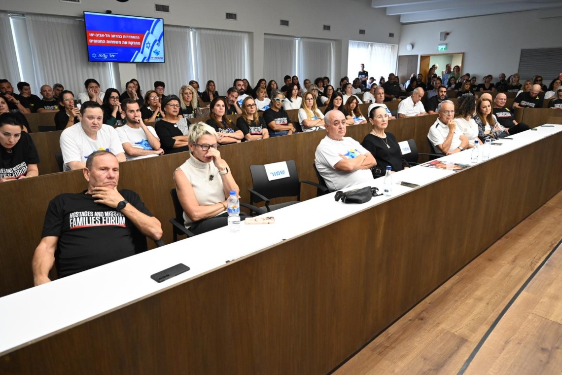 מפגש תמיכה והזדהות עם משפחות החטופים והנעדרים בבית ההסתדרות