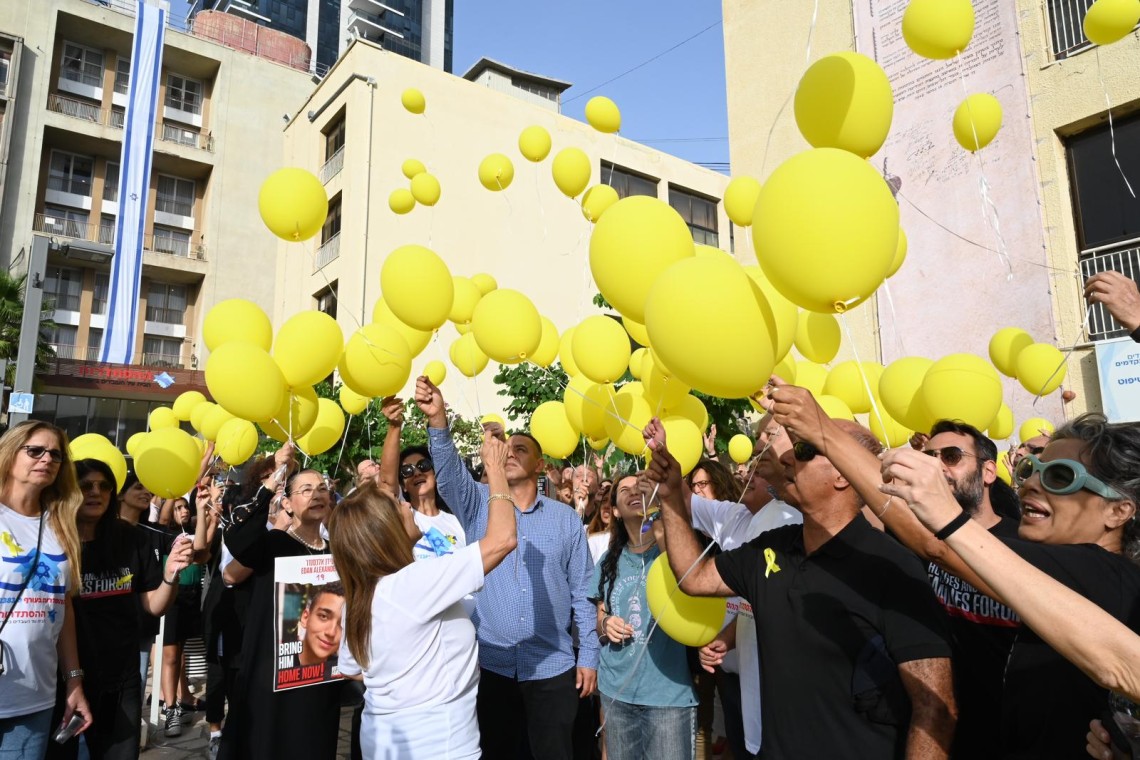 מפגש תמיכה והזדהות עם משפחות החטופים והנעדרים בבית ההסתדרות