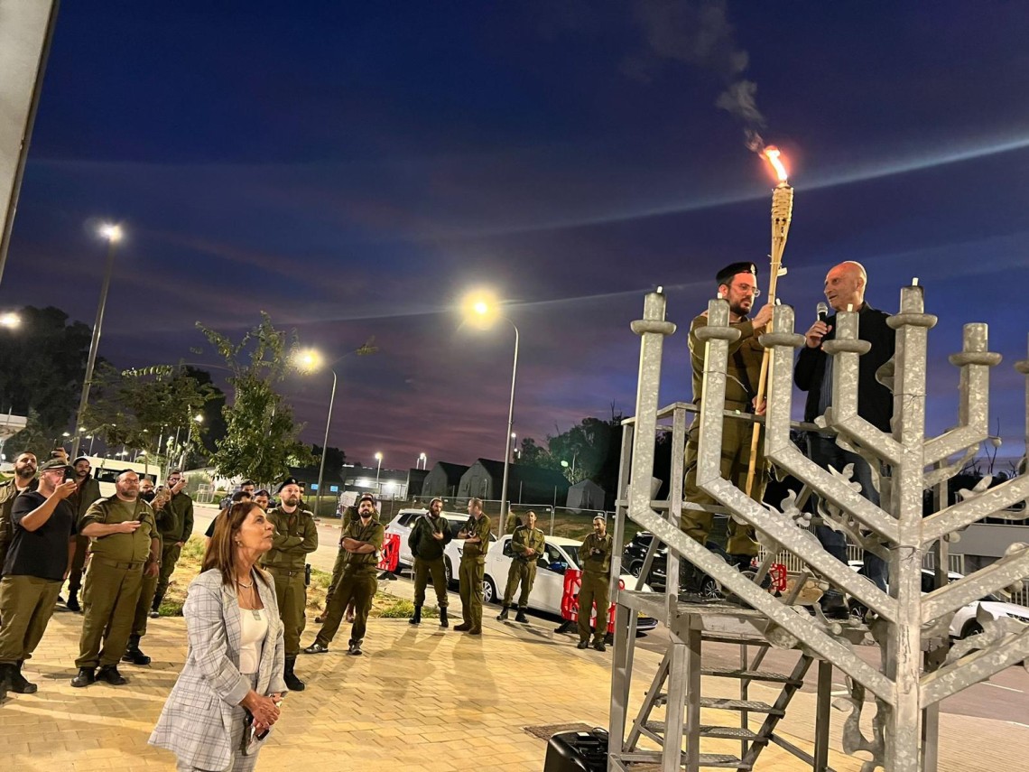 הדלקת נרות במחנה שורה