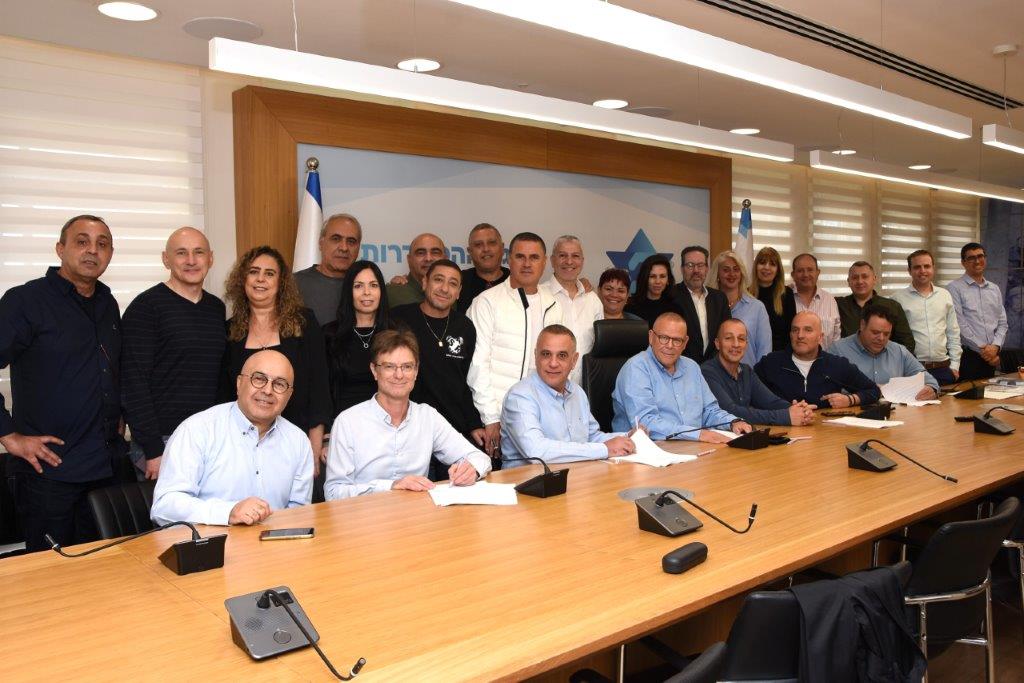הצדדים במעמד חתימת ההסכם