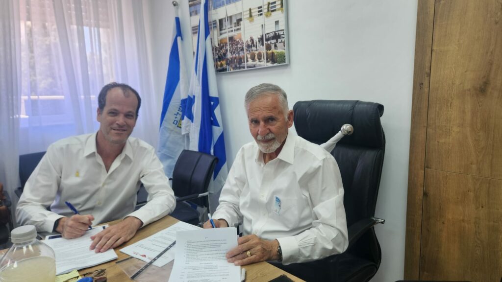 נציגי הצדדים במהלך חתימת ההסכם במכללה האקדמית עזריאלי