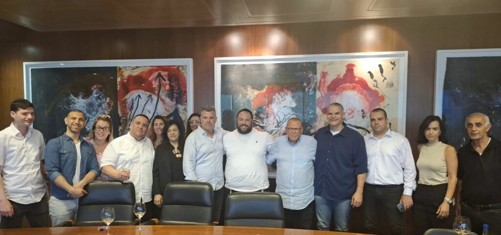 הצדדים במעמד חתימת ההסכם