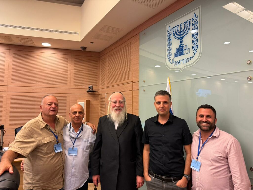 הצדדים בעת אישור התקנות | צילום: עומר שכטר