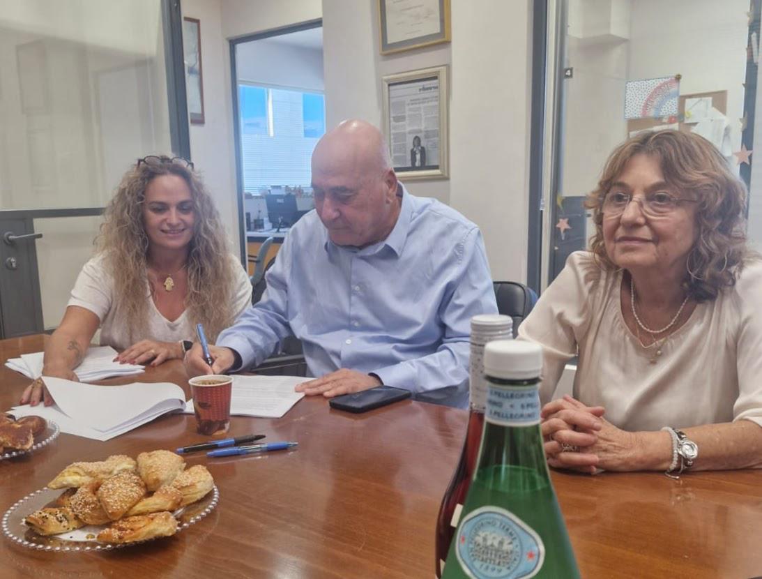 מעמד חתימת ההסכם באגודה הישראלית לכפרי ילדים SOS