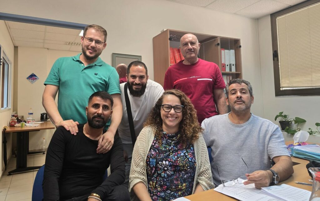 שורה עליונה מימין לשמאל:
משה אלישע - חבר וועד, נתי מלכה - חבר וועד, מיכאל קוסצב - נציג אגף הכלכלה בהסתדרות
שורה תחתונה מימין לשמאל:
עוזי שדה - מזכיר איגוד מקצועי במרחב נגב, עו"ד יעל שילוני - יועצת משפטית בהסתדרות, שגיב בורגאוקר - יו"ר הוועד