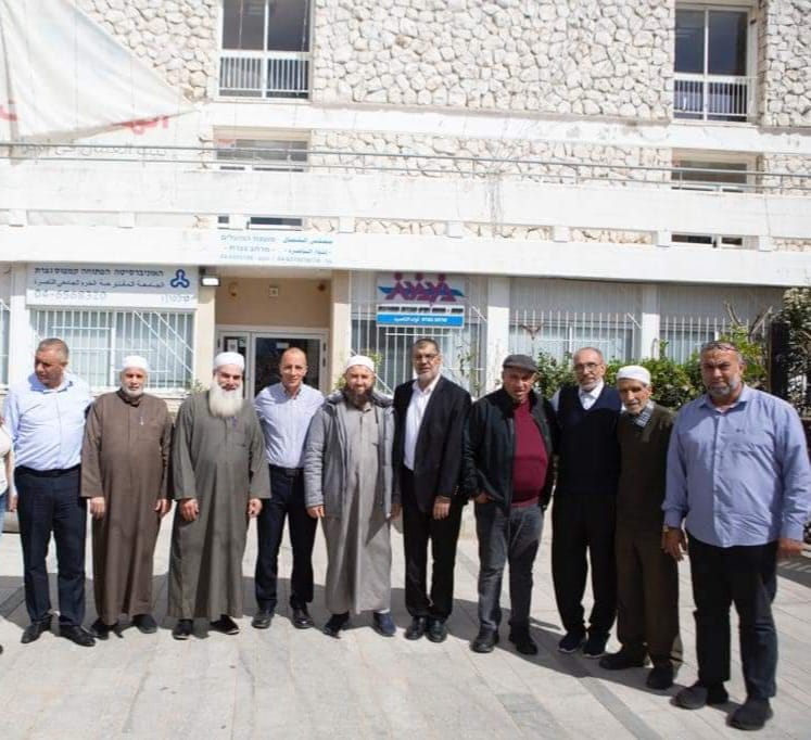 הצדדים לאחר החתימה על ההסכם