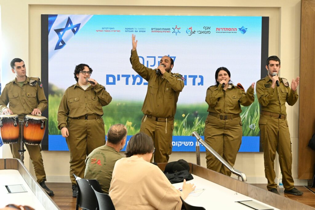 להקת "גדולים במדים" בכנס קמים משיקום – מתמודדים עם המוגבלות
