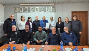 הצדדים במעמד חתימת ההסכם