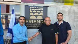 השקת אולם FRIENDS ביבנה. בתמונה: יוסי וולף חצבאני מנכ"ל רשת מועדוני FRIENDS, יו"ר ההסתדרות ארנון בר דוד וראש עיריית יבנה רועי גבאי