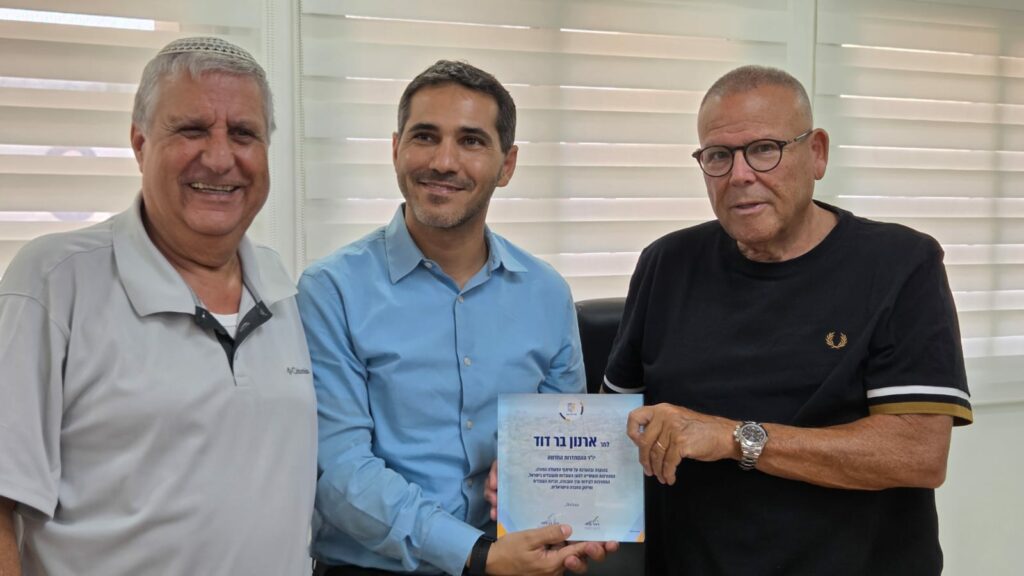 ראש עיריית יבנה ויו"ר ועד עובדי העירייה מעניקים ליו"ר ההסתדרות אות הוקרה