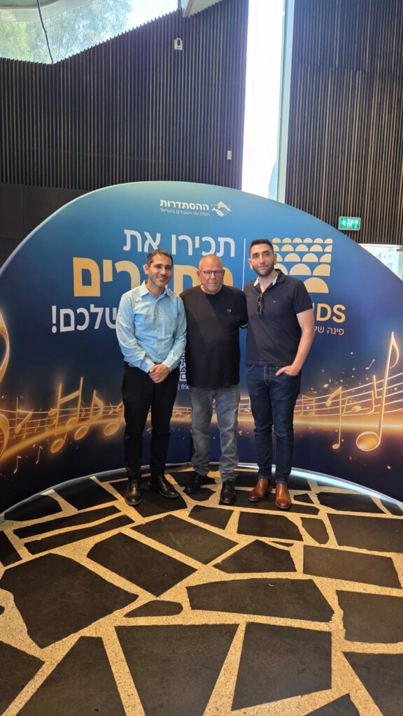 השקת אולם FRIENDS ביבנה. בתמונה: יוסי וולף חצבאני מנכ"ל רשת מועדוני FRIENDS, יו"ר ההסתדרות ארנון בר דוד וראש עיריית יבנה רועי גבאי